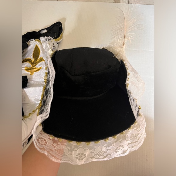 Sexy madam musketeer costume! Hat and boot cuffs included! - Picture 12 of 14